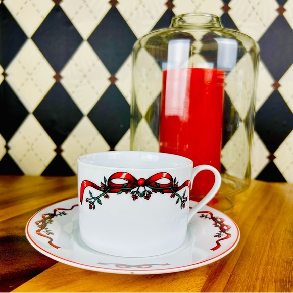 Set (8) 4 Cups + 4 Saucers Festive Christmas Red Green and White Holiday Teacups - Picture 10 of 13